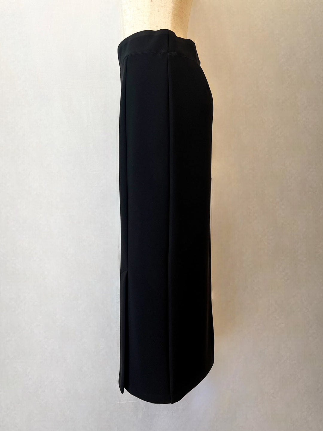 トルソー横向きでタイトなシルエットを見せたフロントベントタイトスカート（サイド）