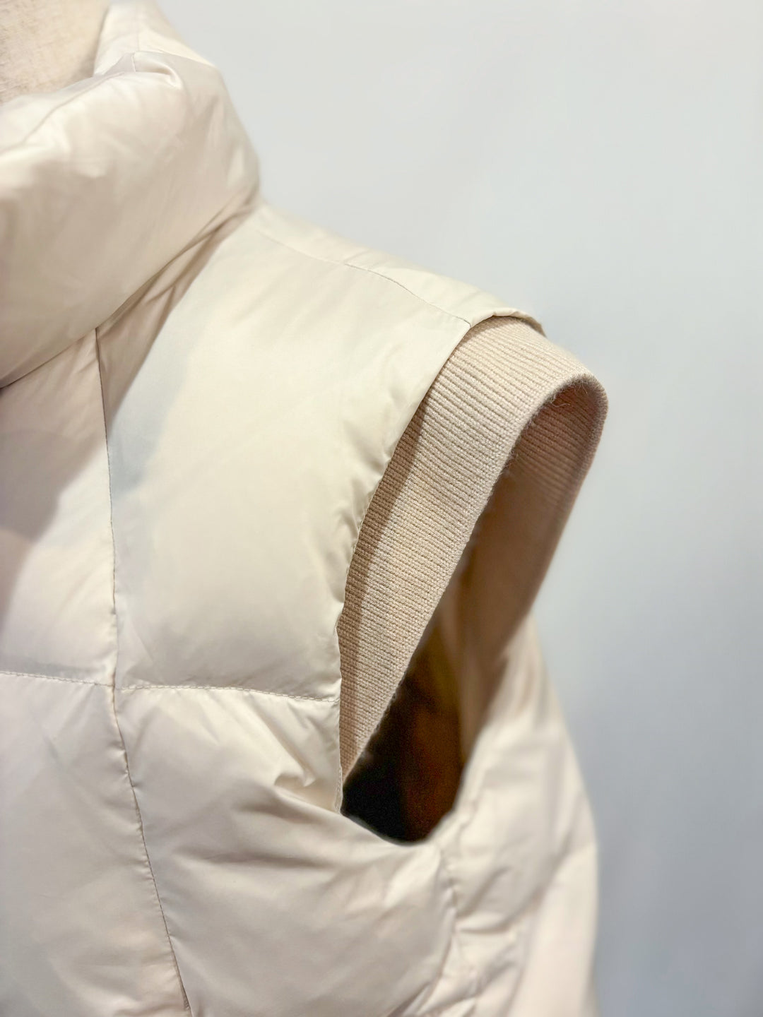 ショートダウンベスト