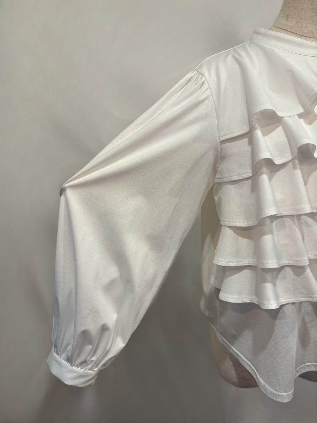 センターフリルブラウス