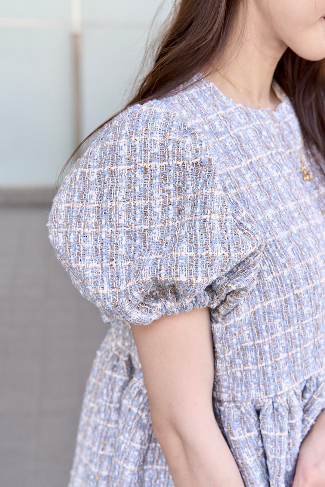 横向きで着用するモデルのシルエット（パフスリーブディテール）