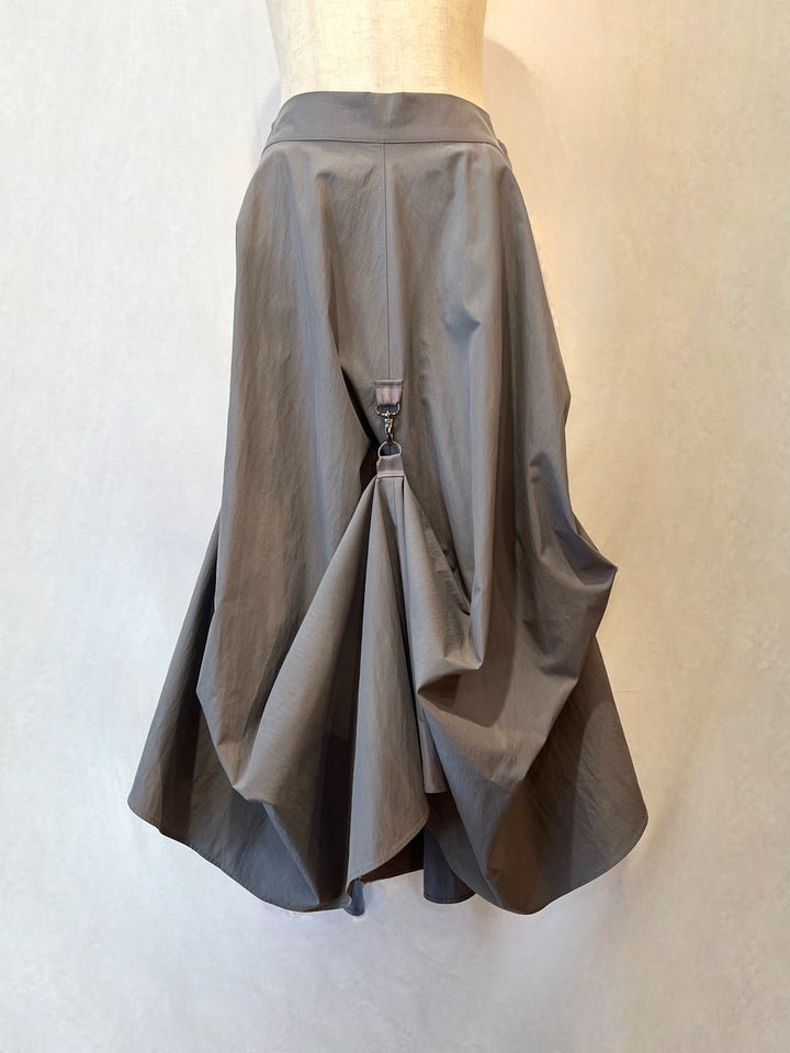 トルソーに着せたマルチウェイスカート（正面）