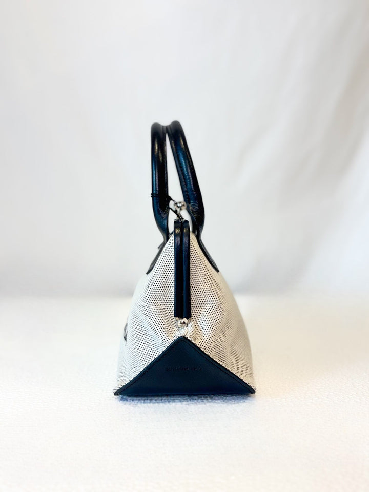 モノトーンレザーハンドバッグ