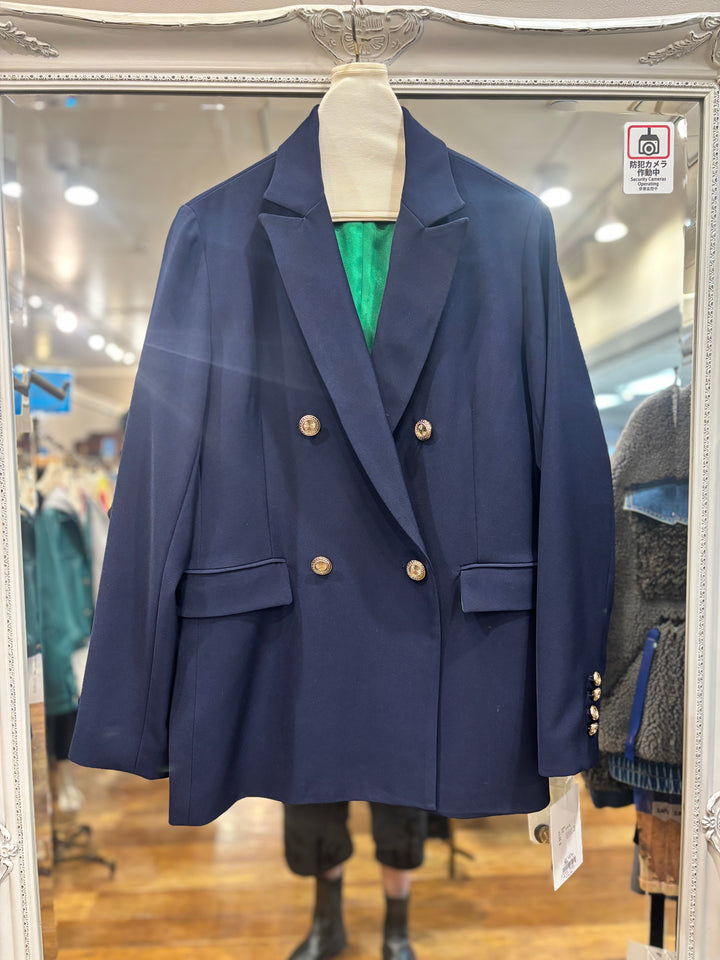 裏地カラーが映えるジャケット