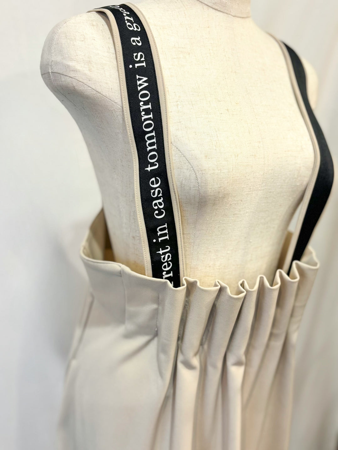 ロゴストラップジャンパースカート