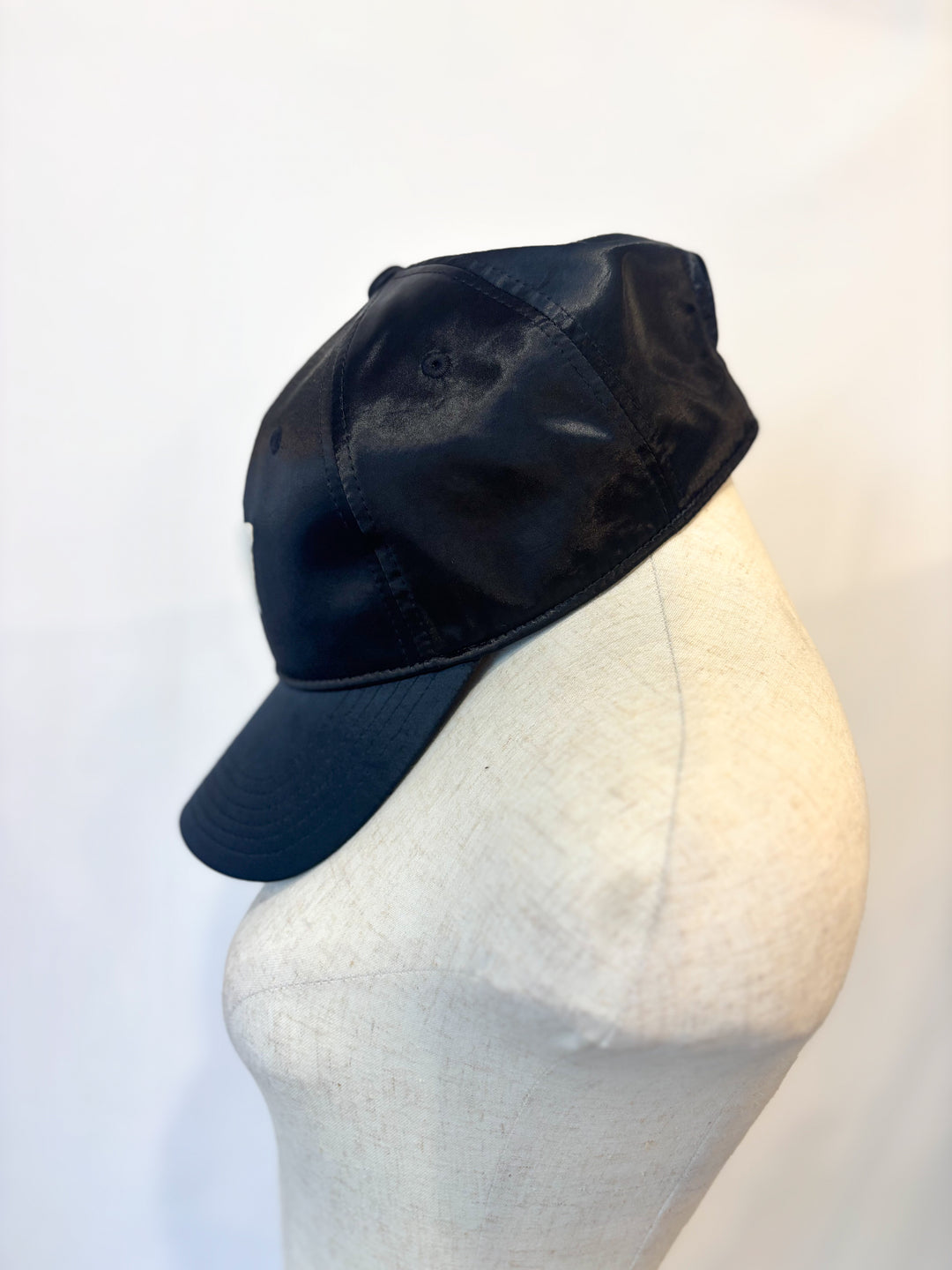 サテン調MVキャップ