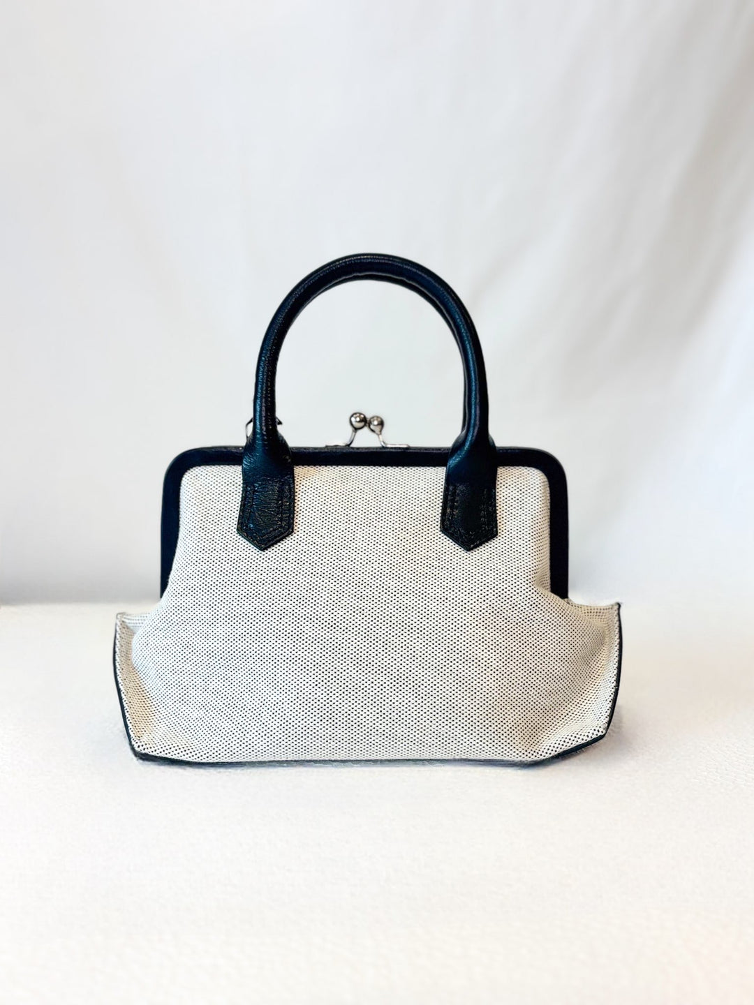 モノトーンレザーハンドバッグ