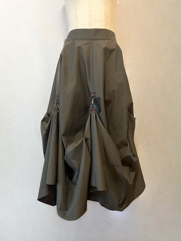 トルソーに着せたマルチウェイスカート（正面）