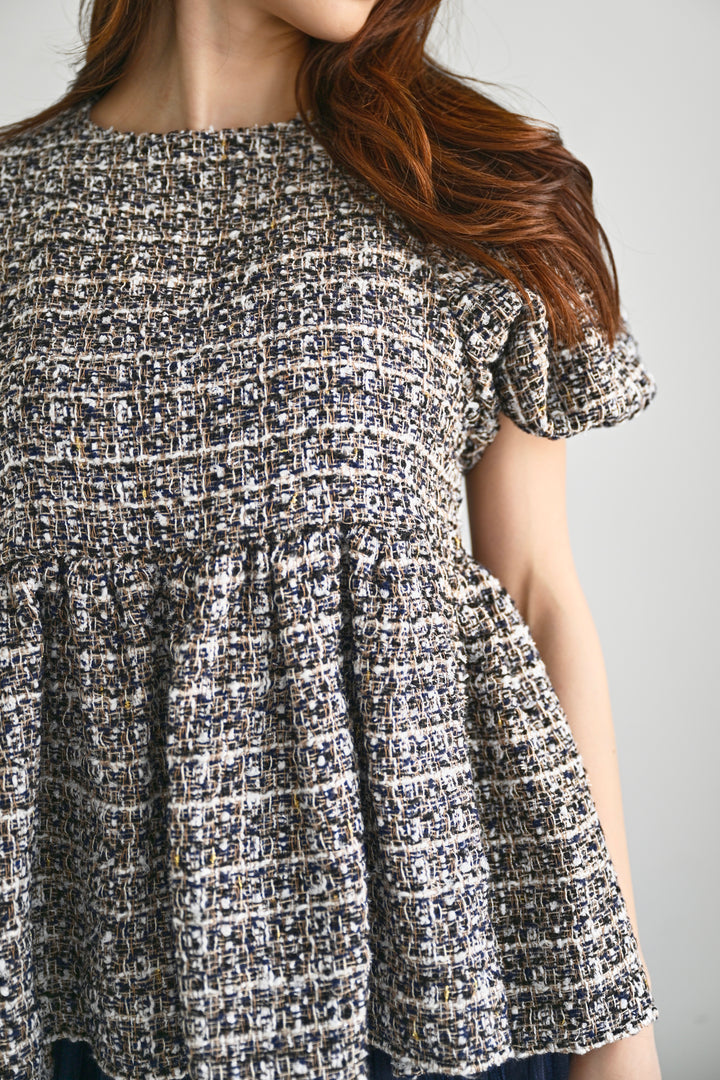 モデルが着用した正面スタイルのツイードペプラムトップス（生地ディテール）