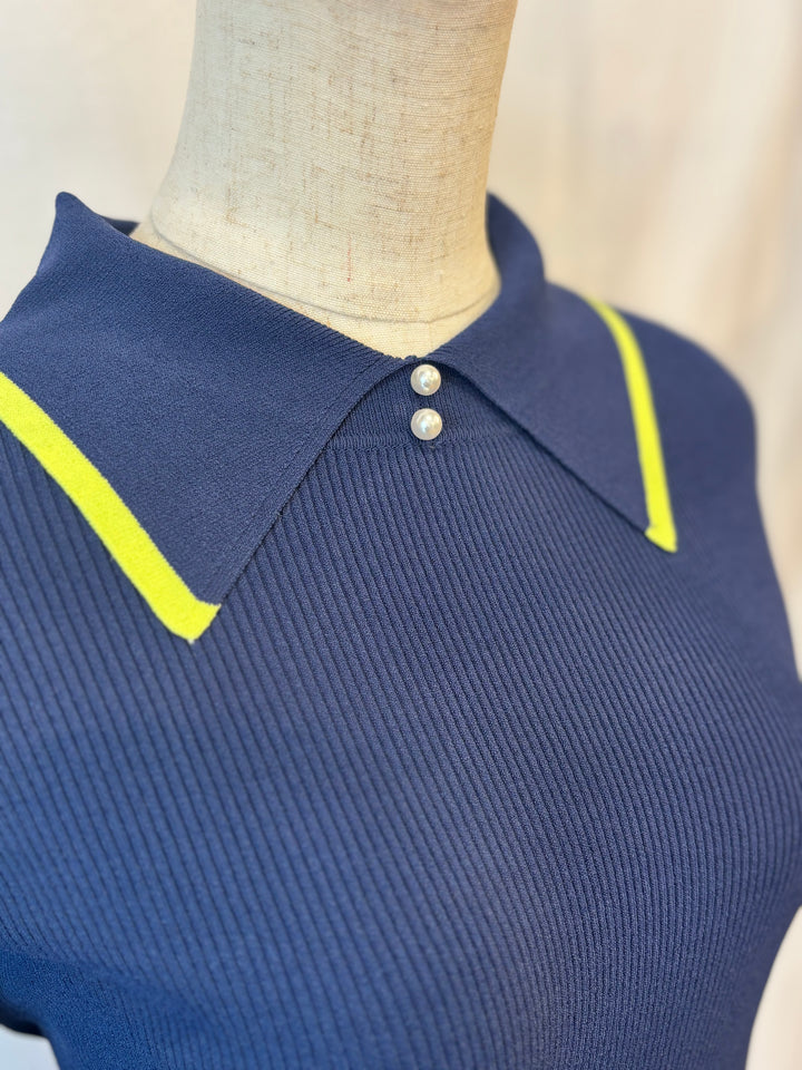 ライン配色が映えるリブニット