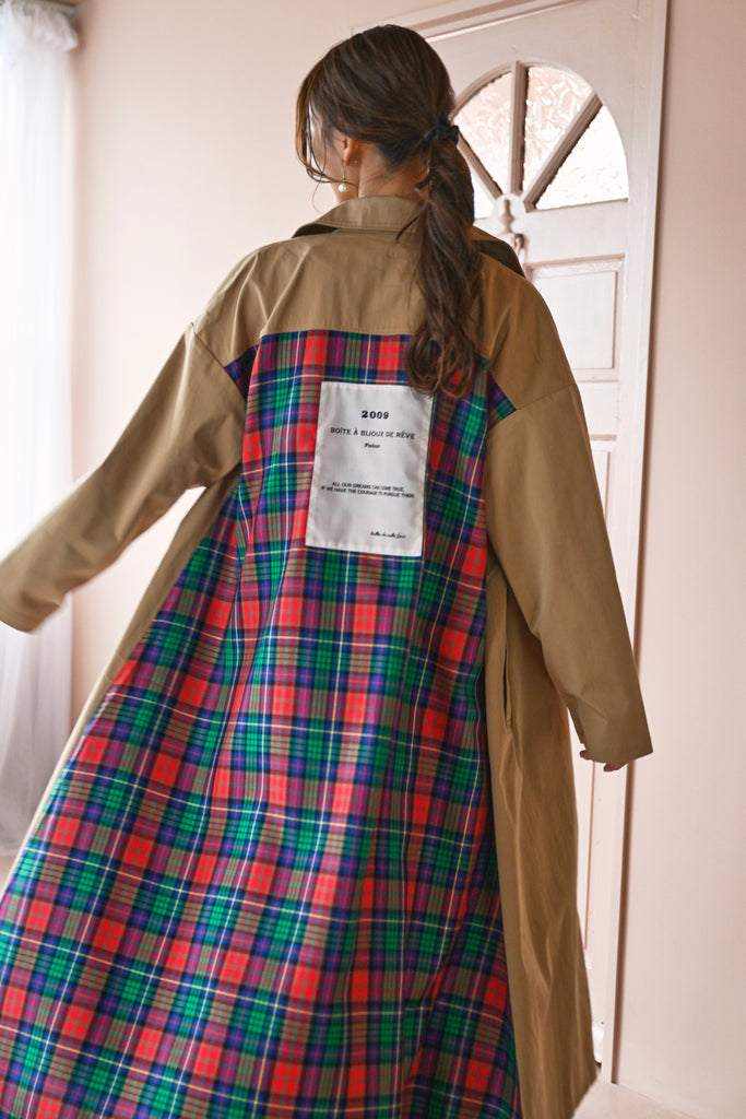 バックチェックが映えるフレアトレンチコート – DOS DIOSAS