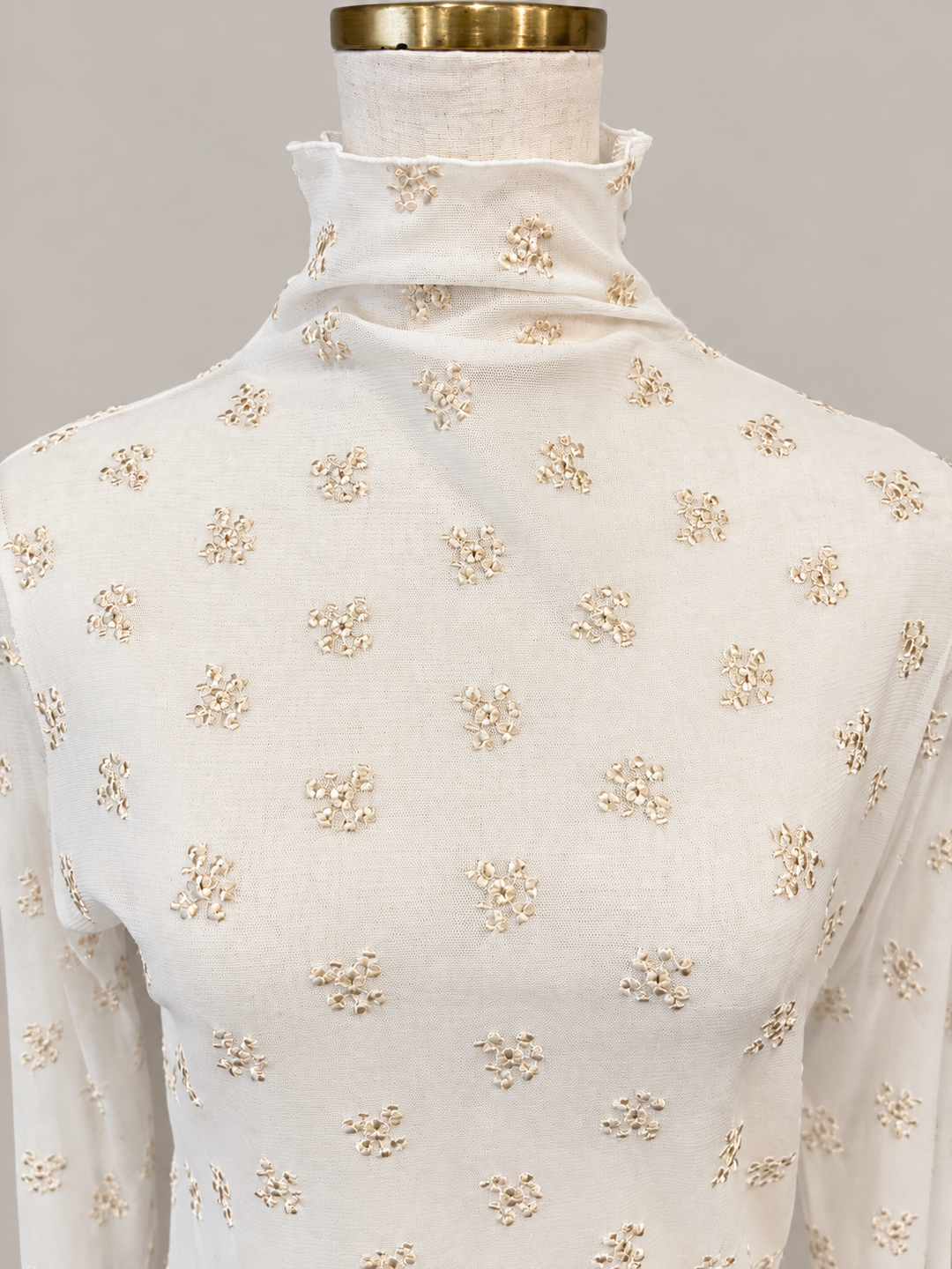 小花刺繍シアーハイネックトップス