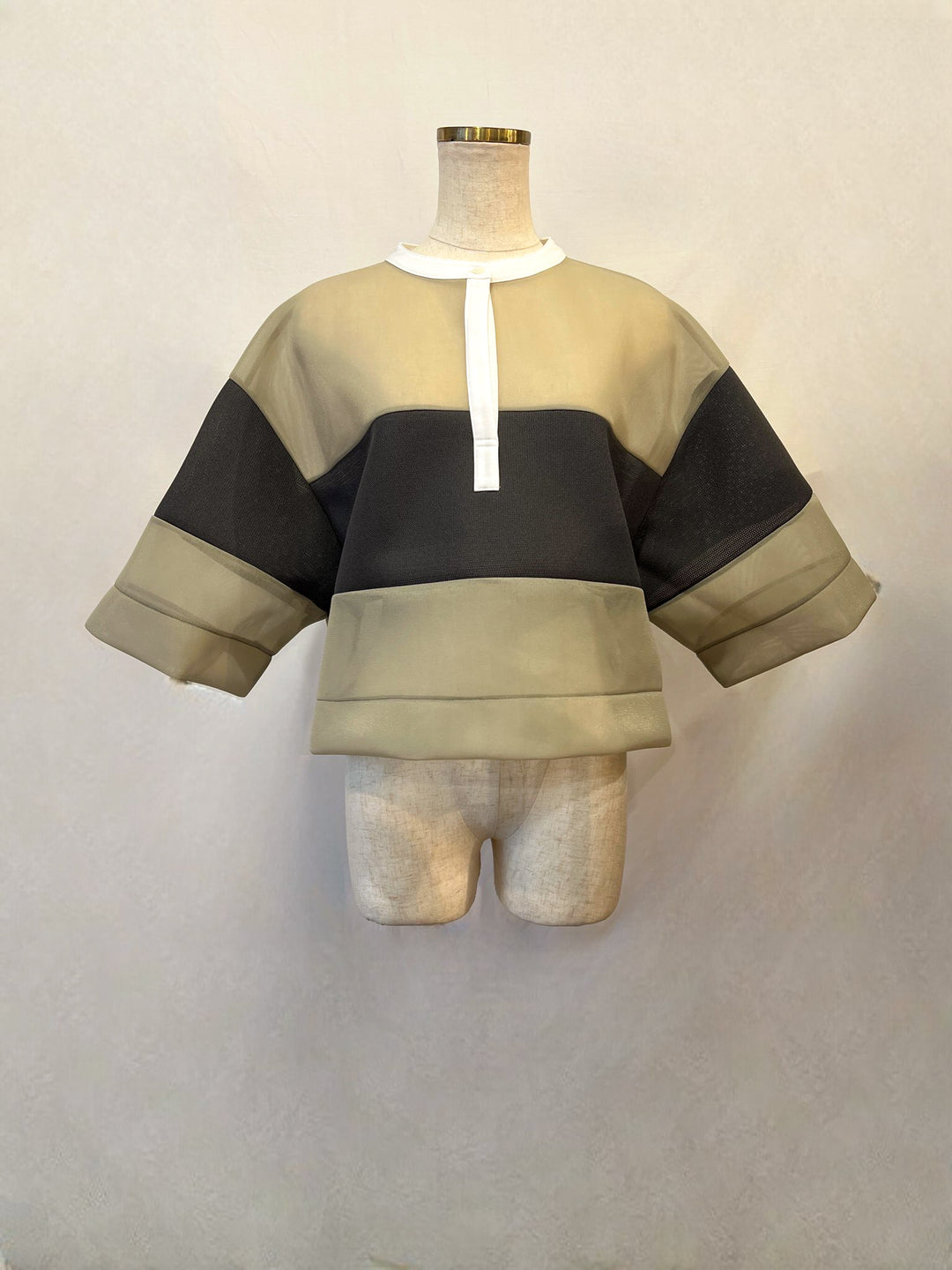 トルソーに着せたボンディングメッシュノーカラートップス（正面）