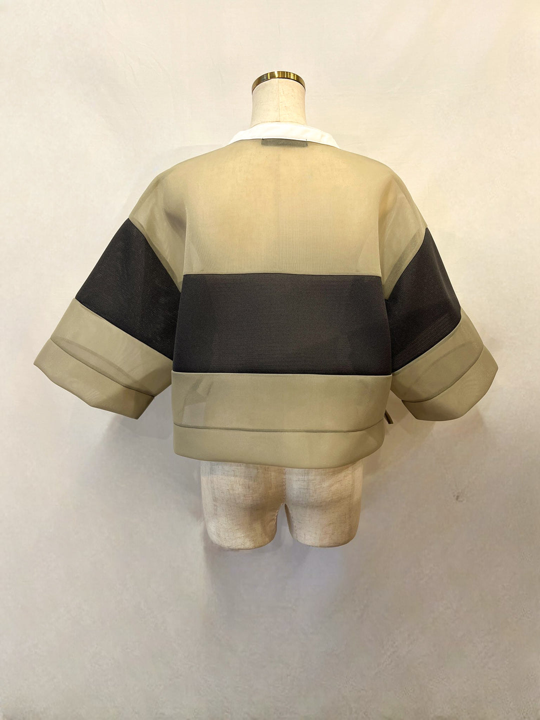 後ろ姿で素材感が映えるトルソー着用（背面）