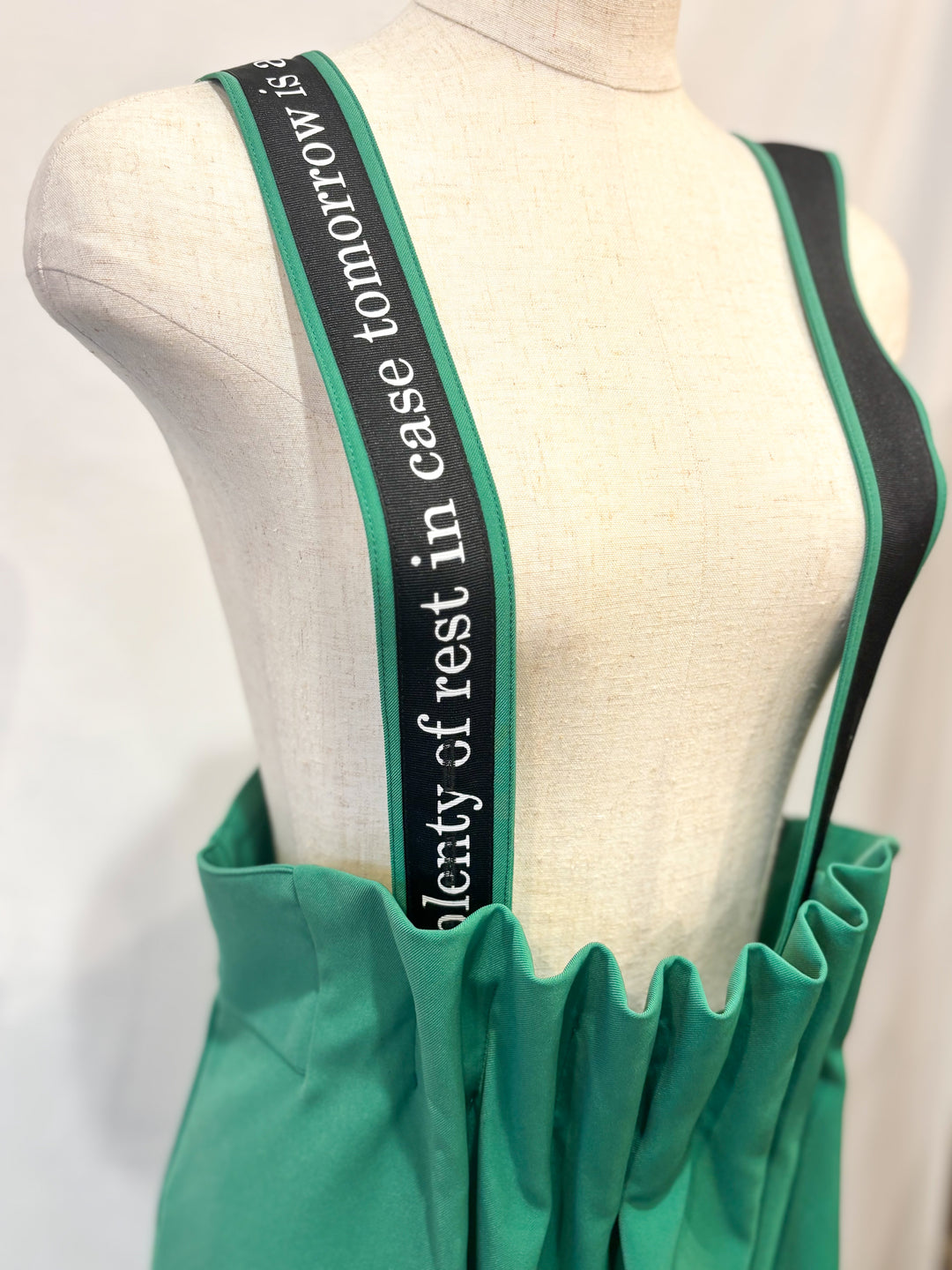 ロゴストラップジャンパースカート