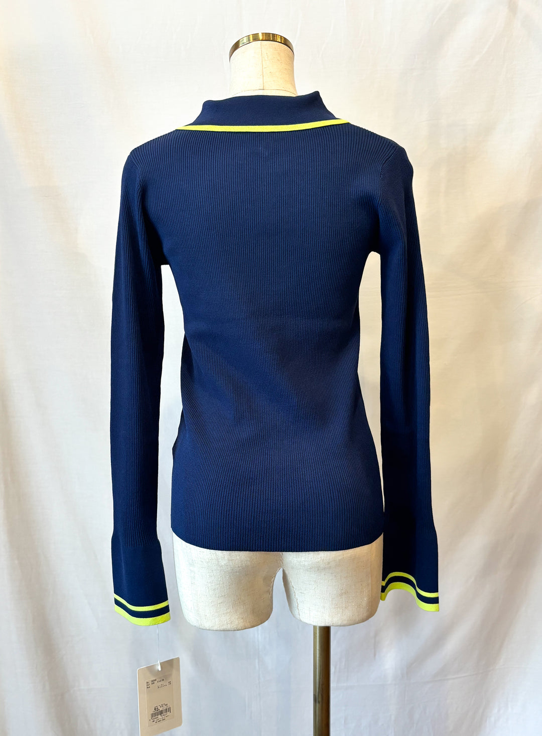 ライン配色が映えるリブニット