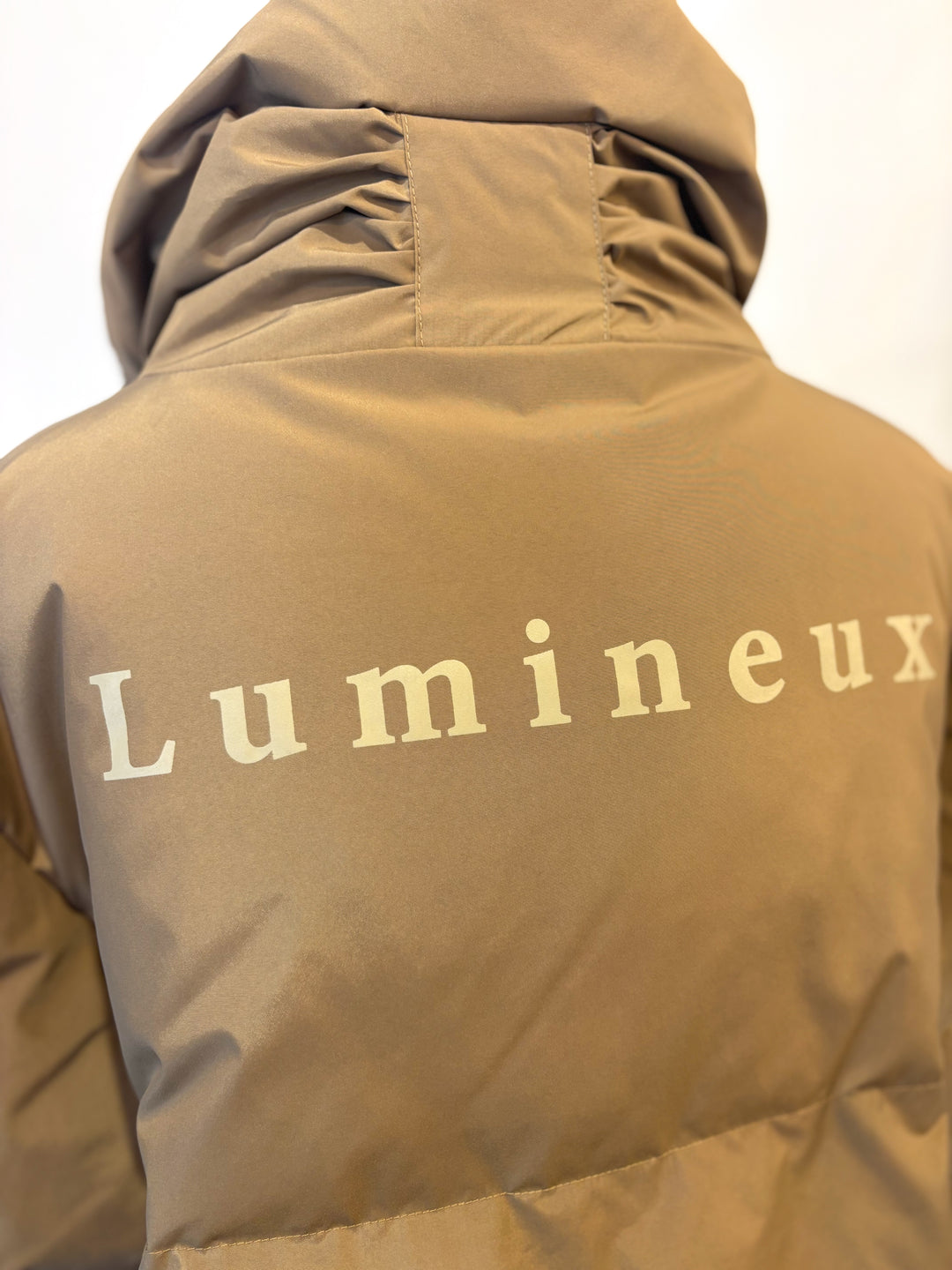 バックロゴデザインダウンジャケット