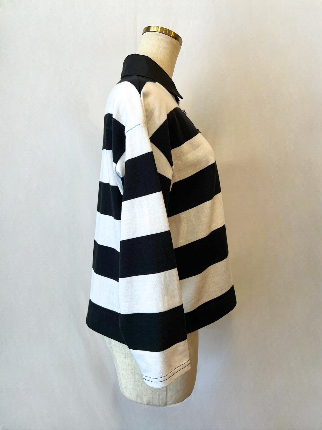 トルソーの横姿でボーダー模様がわかるサイドビュー