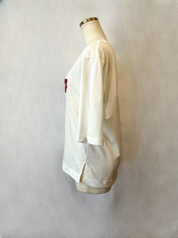 ラベルロゴスリットTシャツ 正面（オーバーサイズ着用）