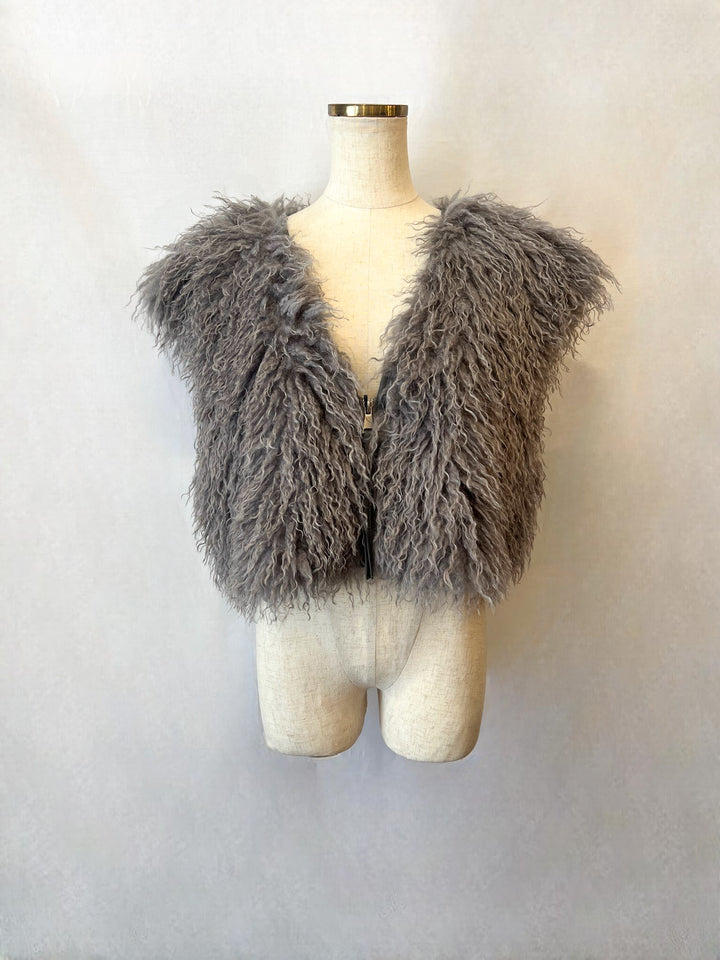 チャコールカラーのショート丈ZIPベスト（トルソー着用）