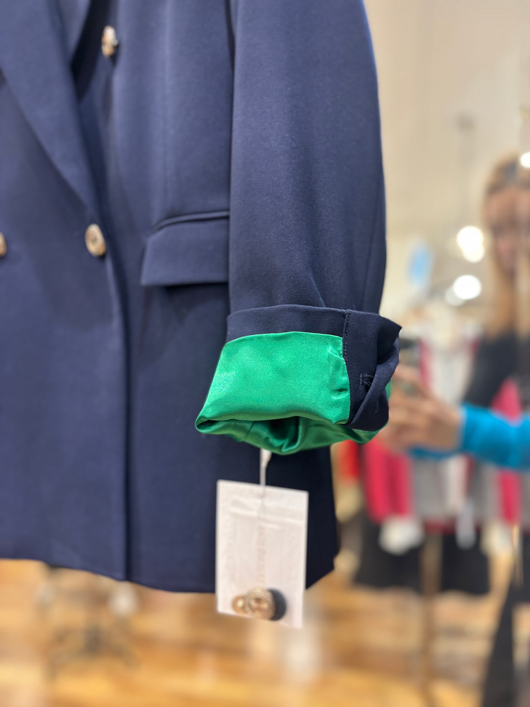 裏地カラーが映えるジャケット