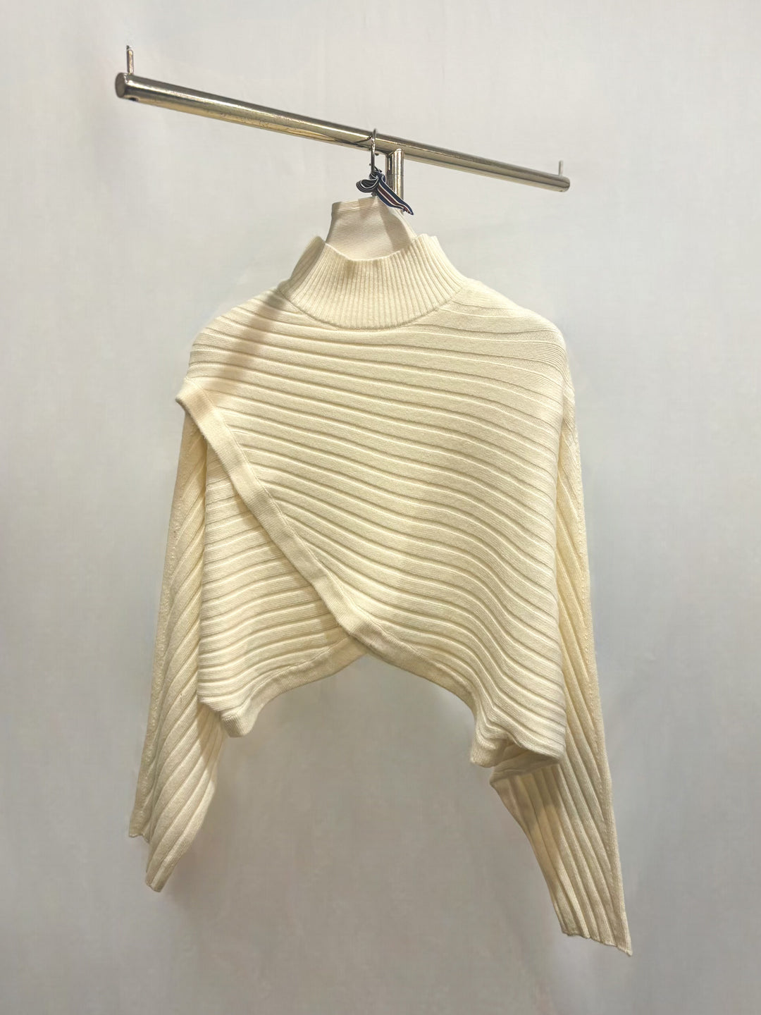 リブハイネックショート丈ニット