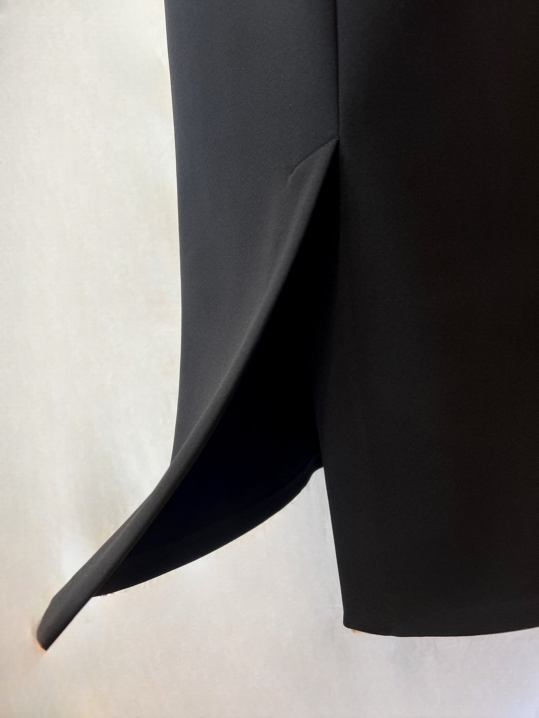 トルソーに着せたフロントベントタイトスカート（左下のベントディテール）