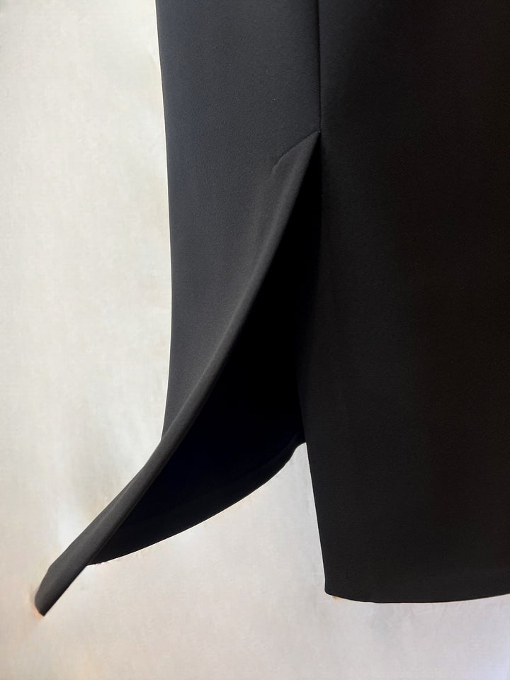 トルソーに着せたフロントベントタイトスカート（左下のベントディテール）