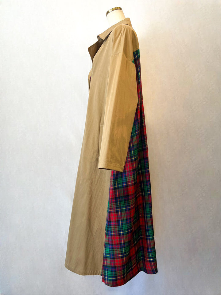 トルソーに着せたバックチェック入りフレアトレンチコート（サイド）