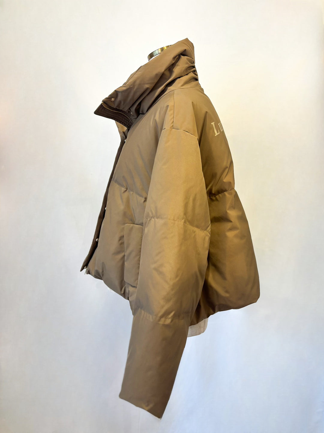 バックロゴデザインダウンジャケット