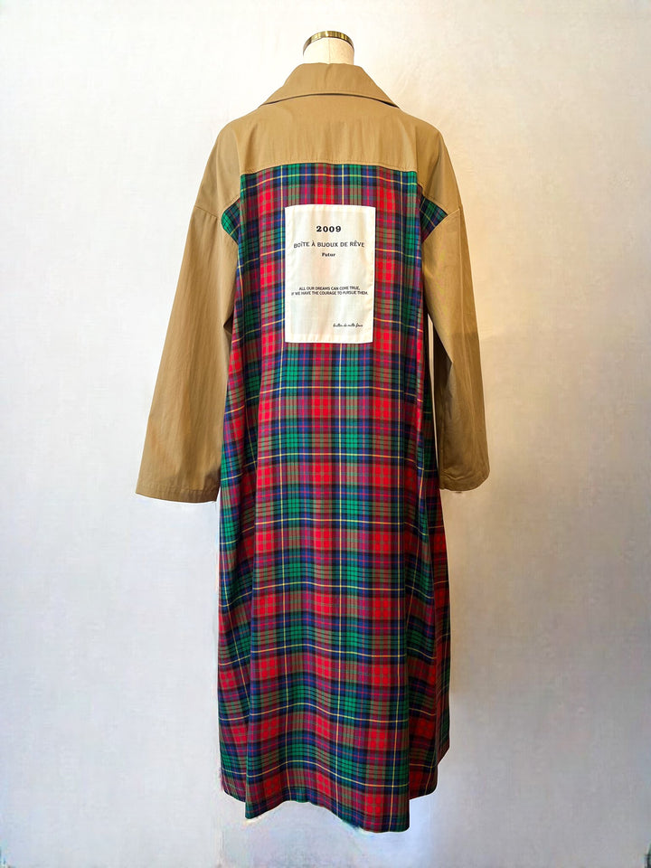 トルソーに着せたバックチェック入りフレアトレンチコート（バックスタイル）