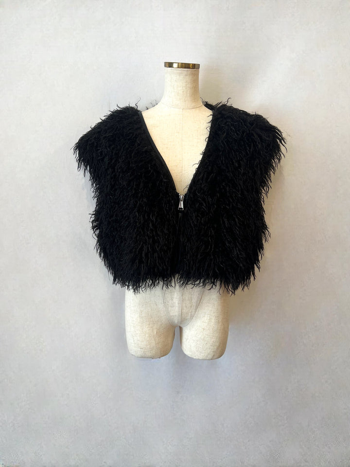 ブラックカラーのショート丈ZIPベスト（トルソー着用）