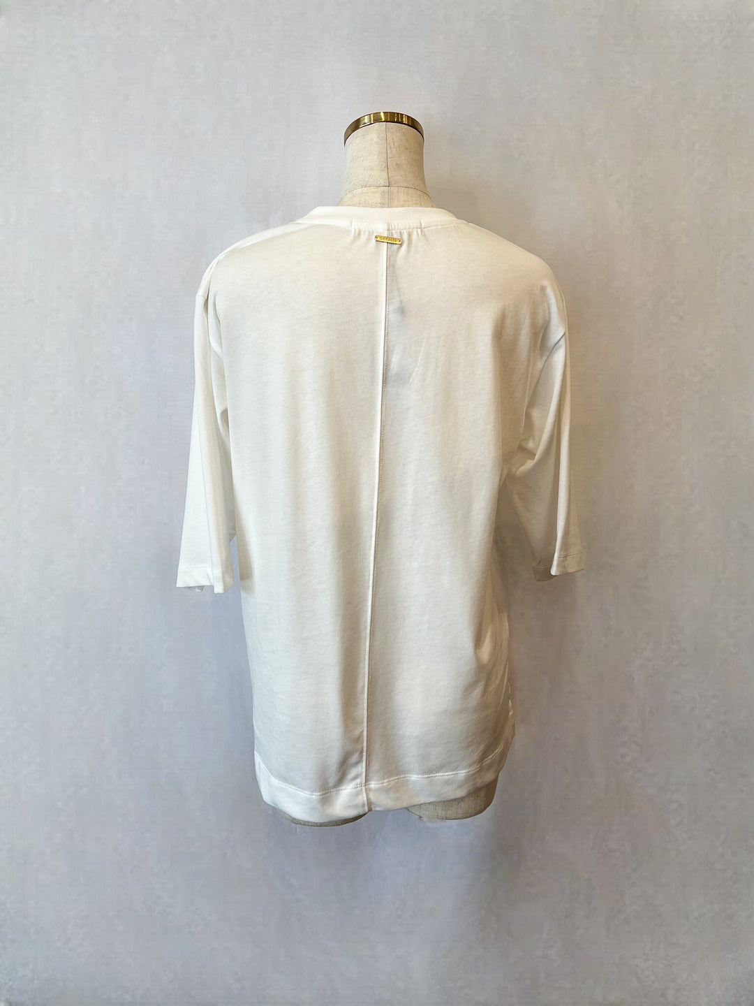 ラベルロゴスリットTシャツ 正面（オーバーサイズ着用）