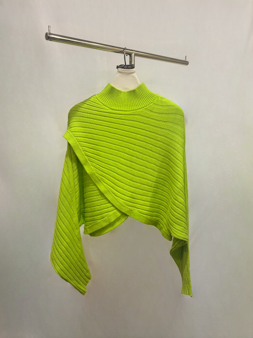 リブハイネックショート丈ニット