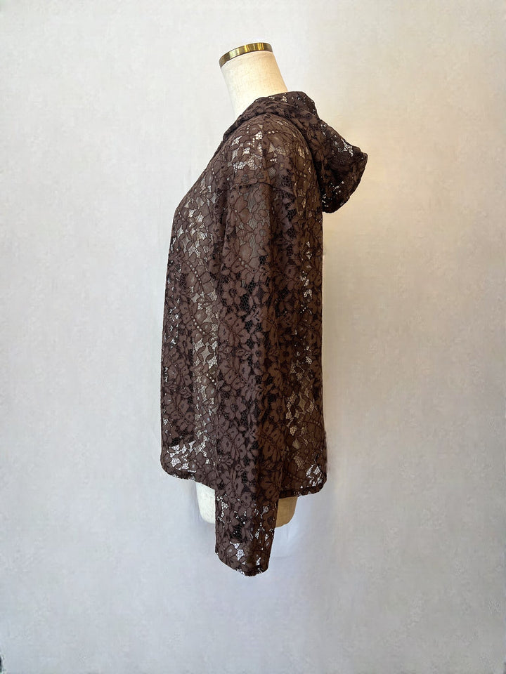 軽やかな横姿シルエットのレースブラウス（トルソー着用・サイド）