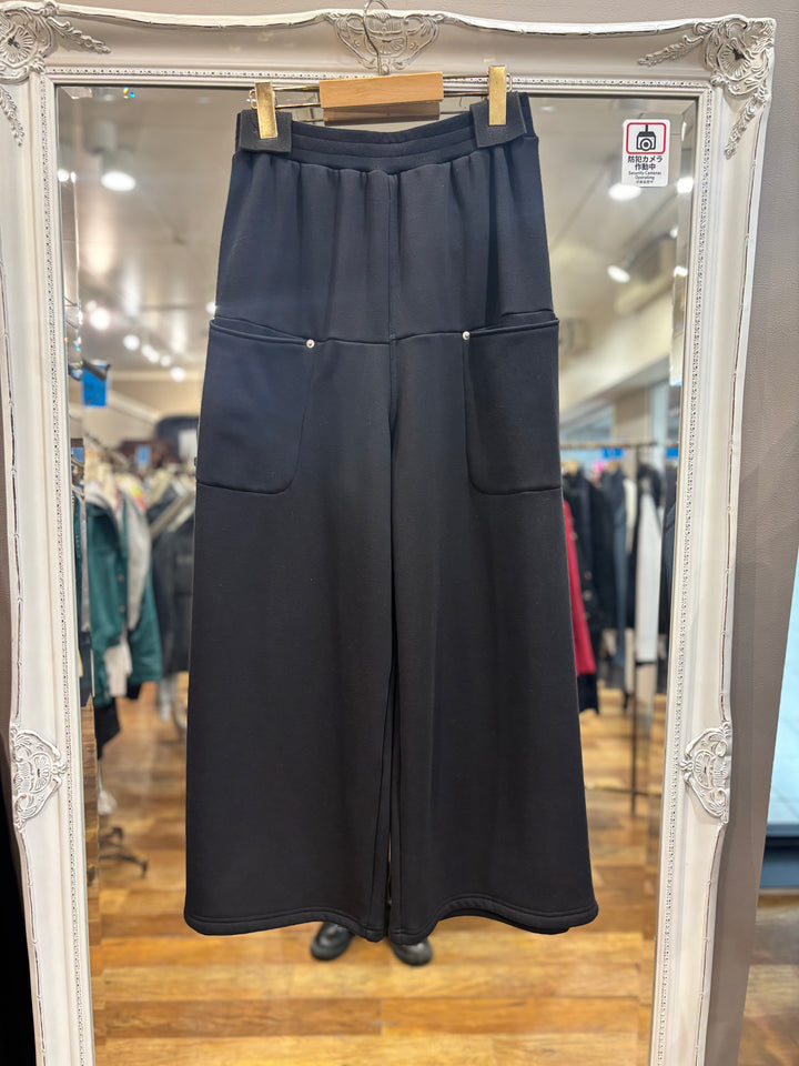 ボンバーヒートワイドパンツ