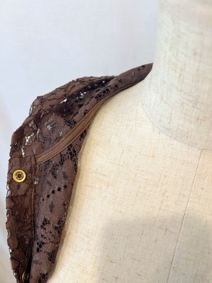 レースフーディブラウス（トルソー着用・ネック周りディテール）