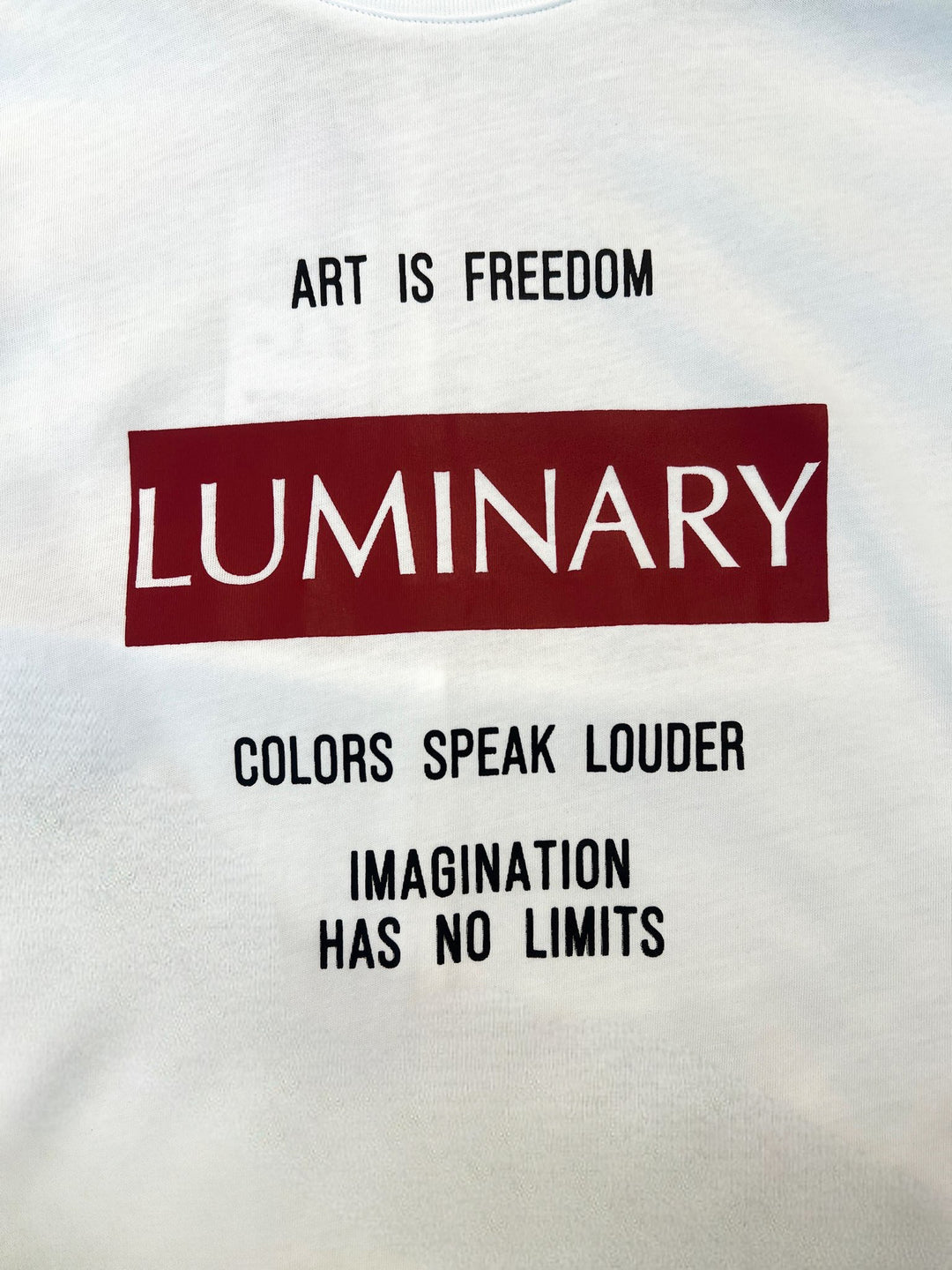 ラベルロゴスリットTシャツ ロゴ部分アップ