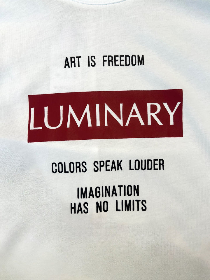 ラベルロゴスリットTシャツ ロゴ部分アップ