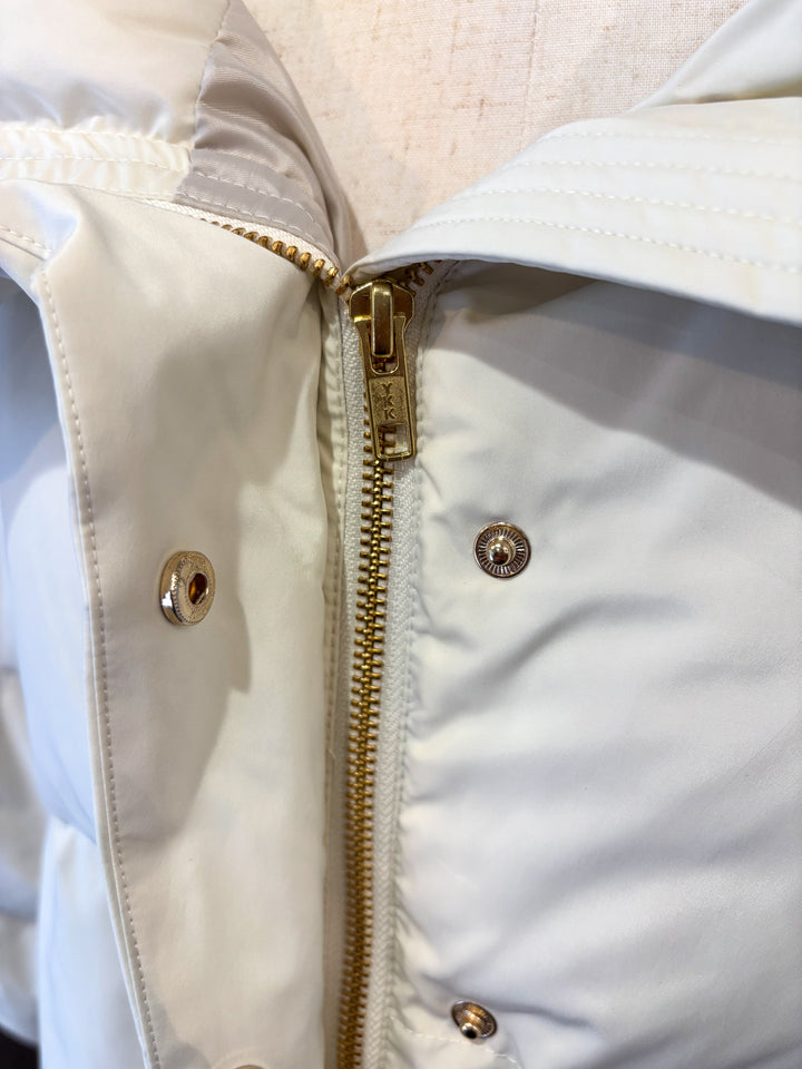 バックロゴデザインダウンジャケット