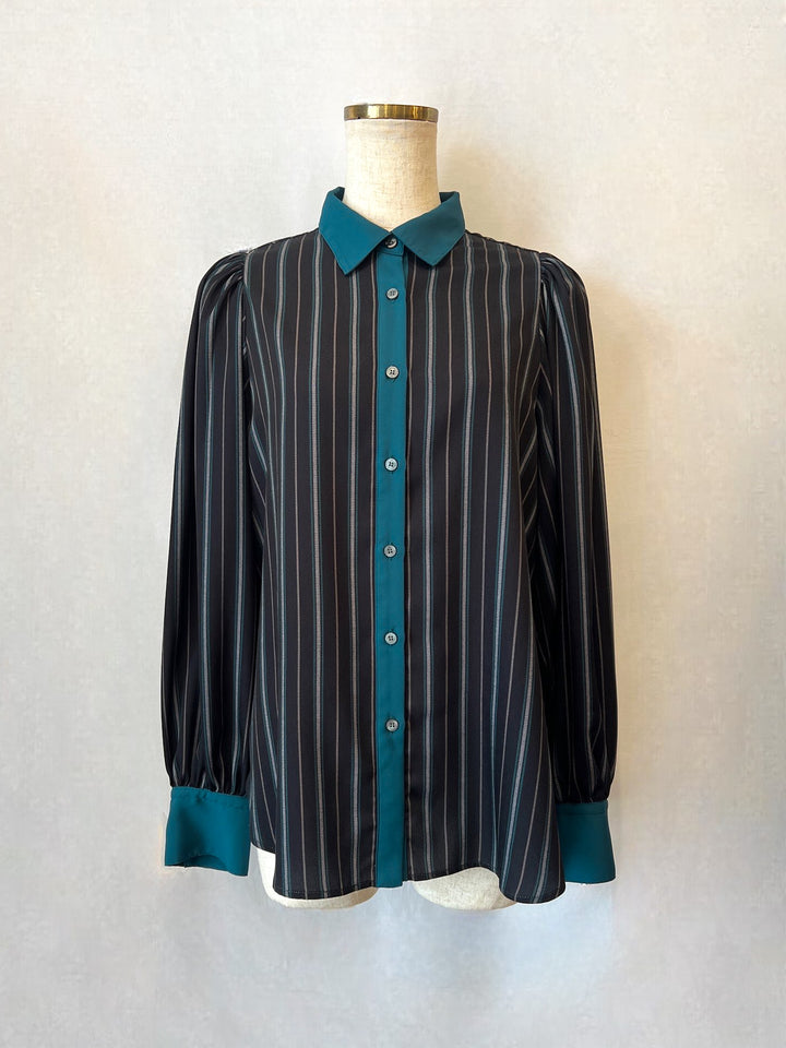 トルソーに着せたストライプクラシックブラウス（正面）