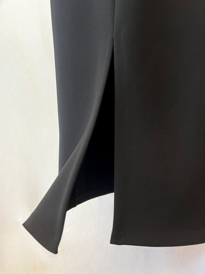 トルソーの後ろ姿でバックスリットのディテールを見せたフロントベントタイトスカート（背面）