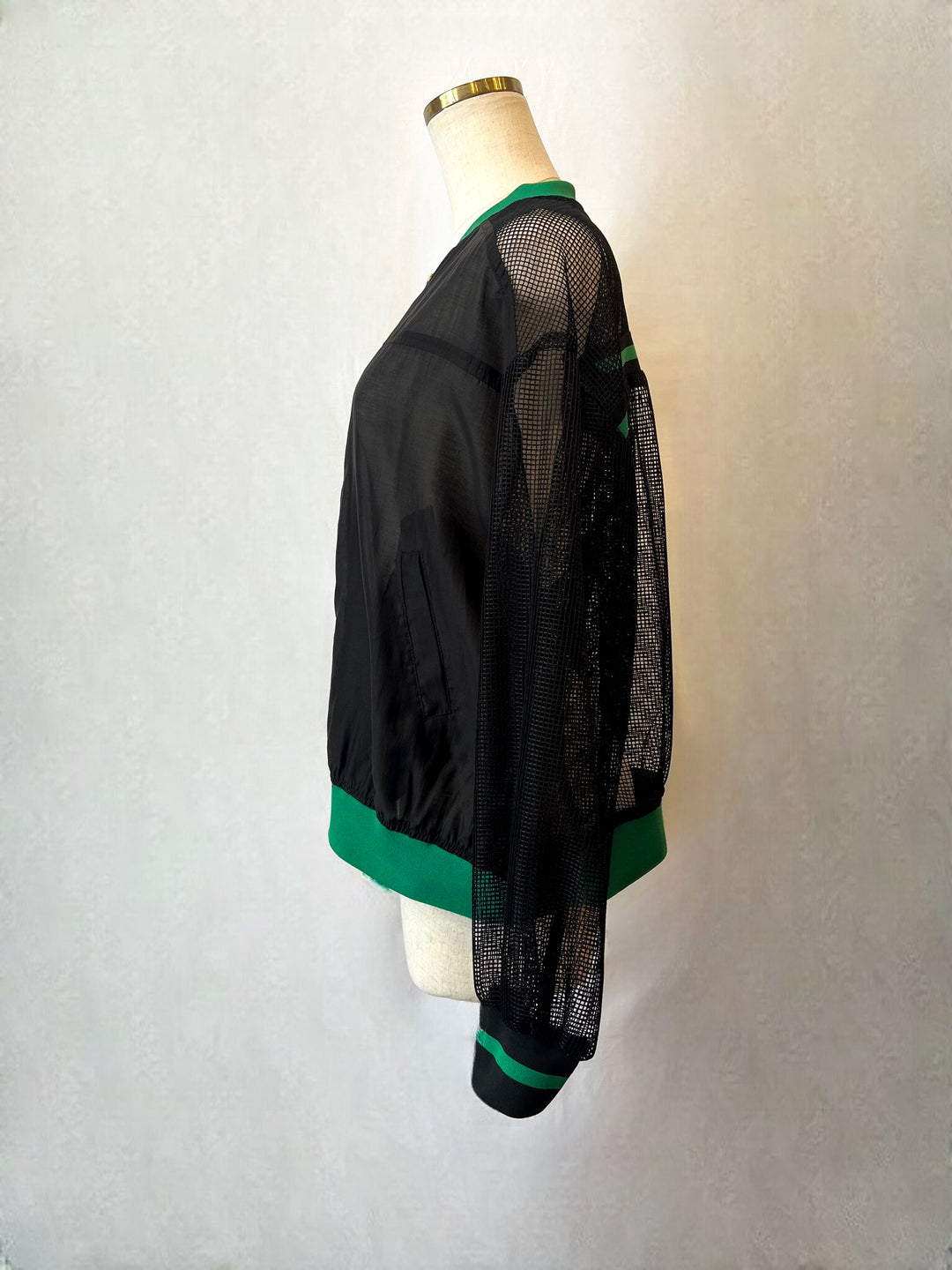 配色ラインとメッシュ切替ブルゾン（ブラック・サイド）