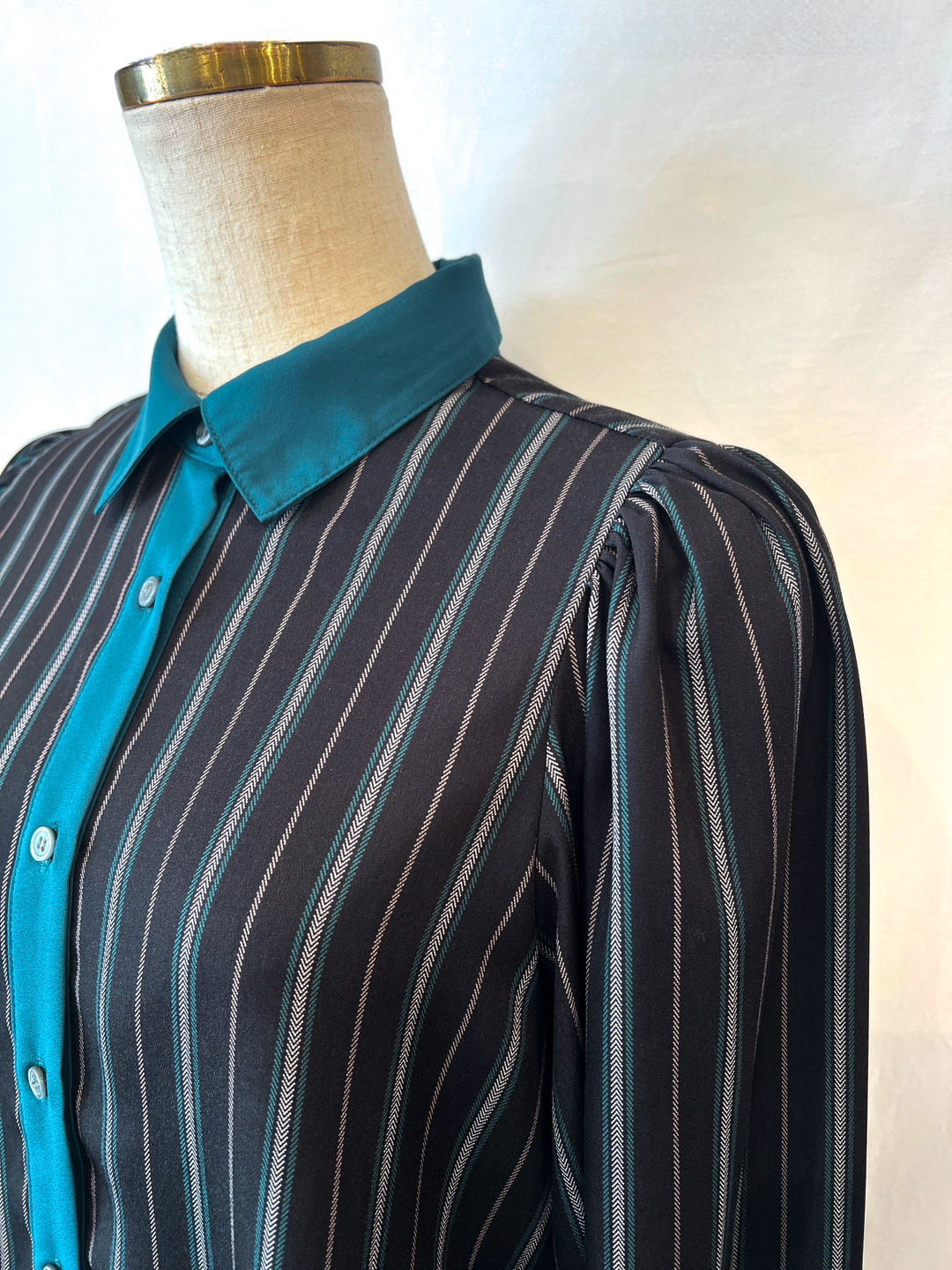 生地アップ：ストライプ柄生地の質感が伝わる素材拡大