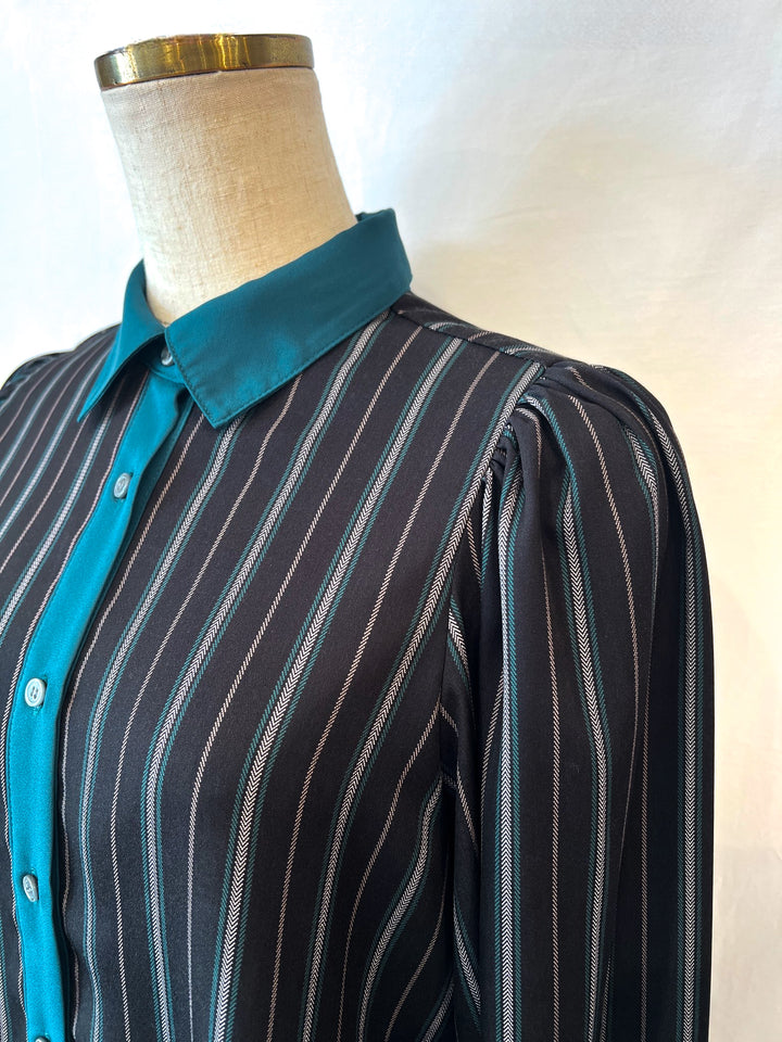 生地アップ：ストライプ柄生地の質感が伝わる素材拡大