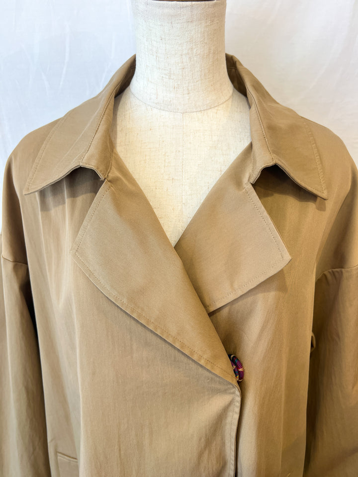 トルソーに着せたバックチェック入りフレアトレンチコート（前面）