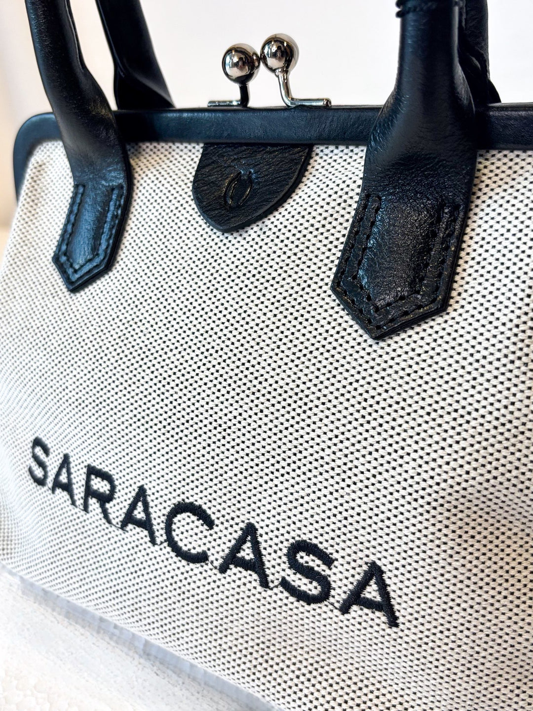 モノトーンレザーハンドバッグ