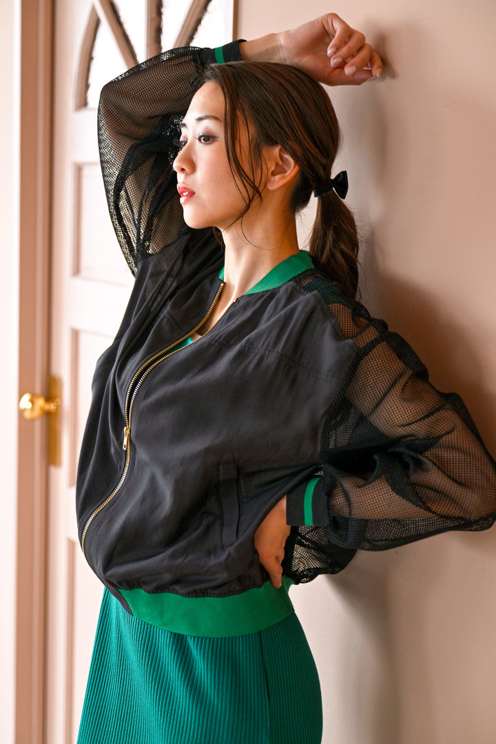 配色ラインとメッシュ切替ブルゾンの着用イメージ（ブラック）