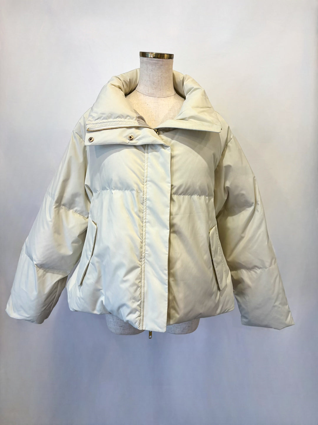 バックロゴデザインダウンジャケット