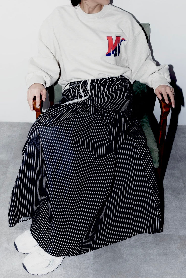 モデルが着用したブラックのストライプギャザースカート（正面）