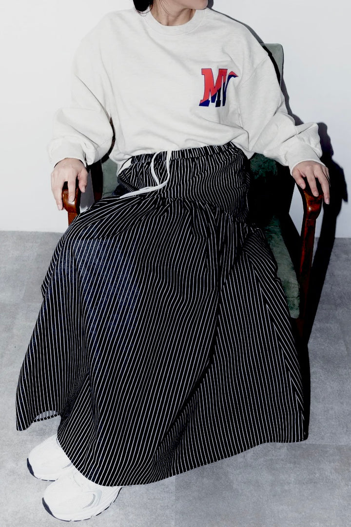 モデルが着用したブラックのストライプギャザースカート（正面）